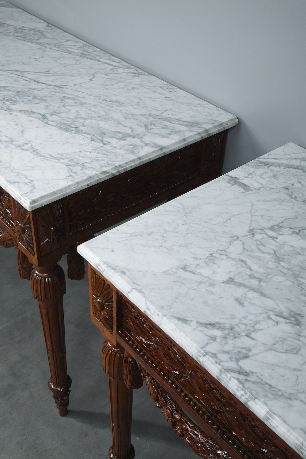 Mobilier Paire de tables consoles de style Louis XVI en noyer photo