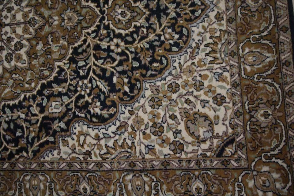 Handwoven Oriental Indian Carpet Rug, Traditional Fine Wool Area Rug   120x184cm photo Textiles
