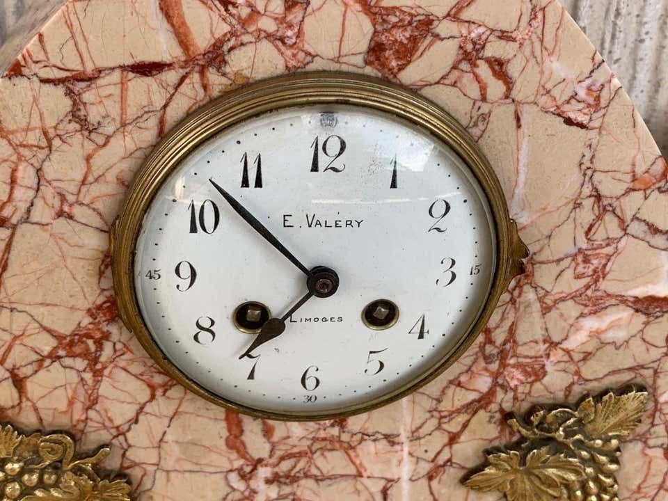 Ensemble Art déco pour cheminée, bureau ou chapelle en marbre rose avec détails en bronze photo vinterior