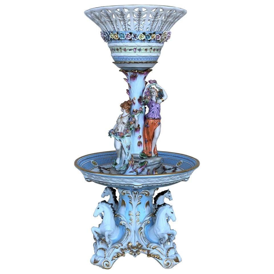 Présentoir figuratif en porcelaine de Sèvres, corbeille à fruits surélevée, XIXe siècle
