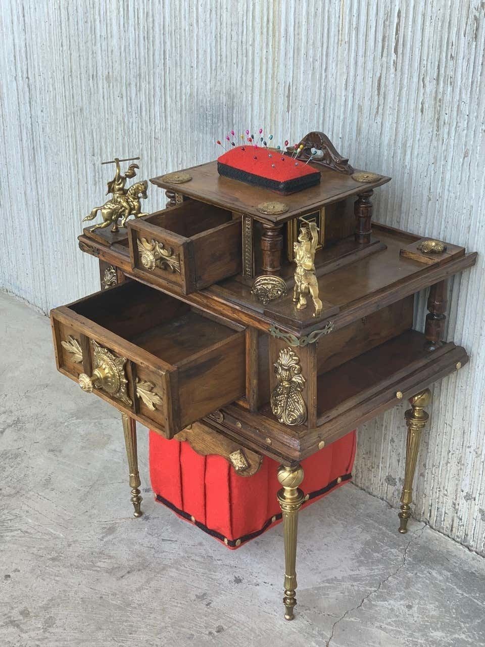 photo furniture Table à ouvrage espagnole victorienne en noyer sculpté et bronzes en relief, XIXe siècle