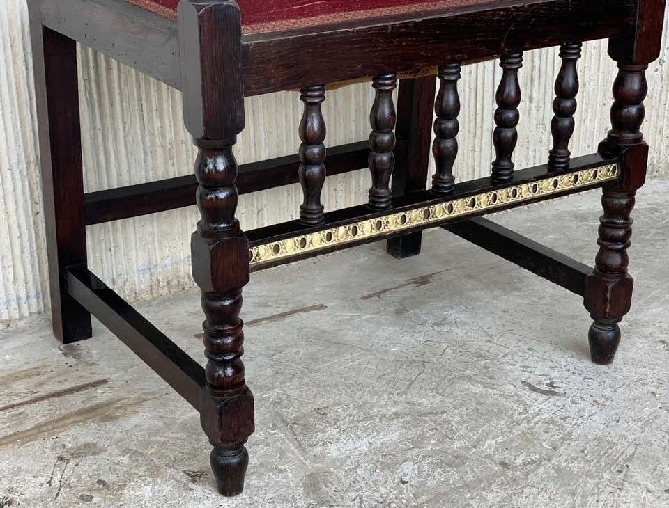 Mobilier Paire de fauteuils espagnols, détails en bronze et revêtement en velours rouge photo