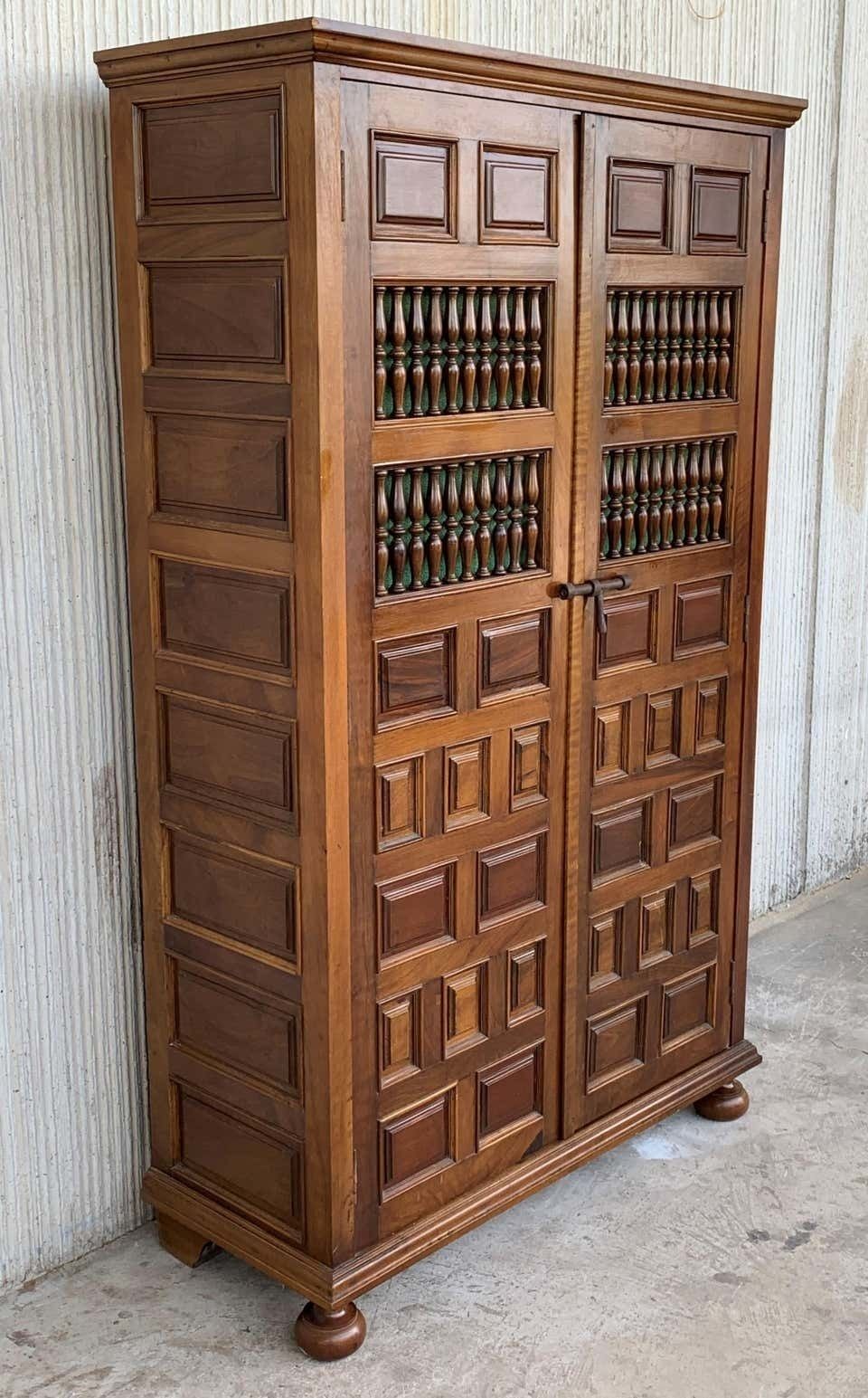 Armoire XIXe siècle en noyer, influence castillane, Espagne, restaurée photo for sale