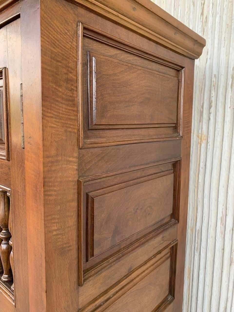photo furniture Armoire XIXe siècle en noyer, influence castillane, Espagne, restaurée