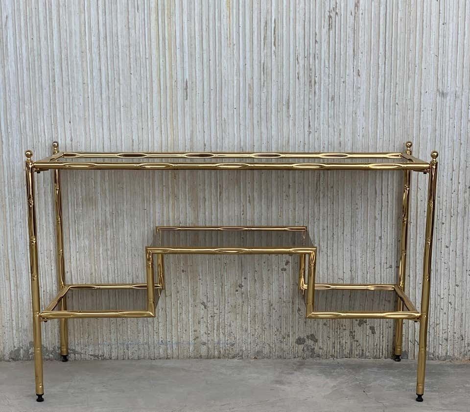 Console italienne mid-century modern en métal doré imitation bambou, plateau en verre fumé photo for sale
