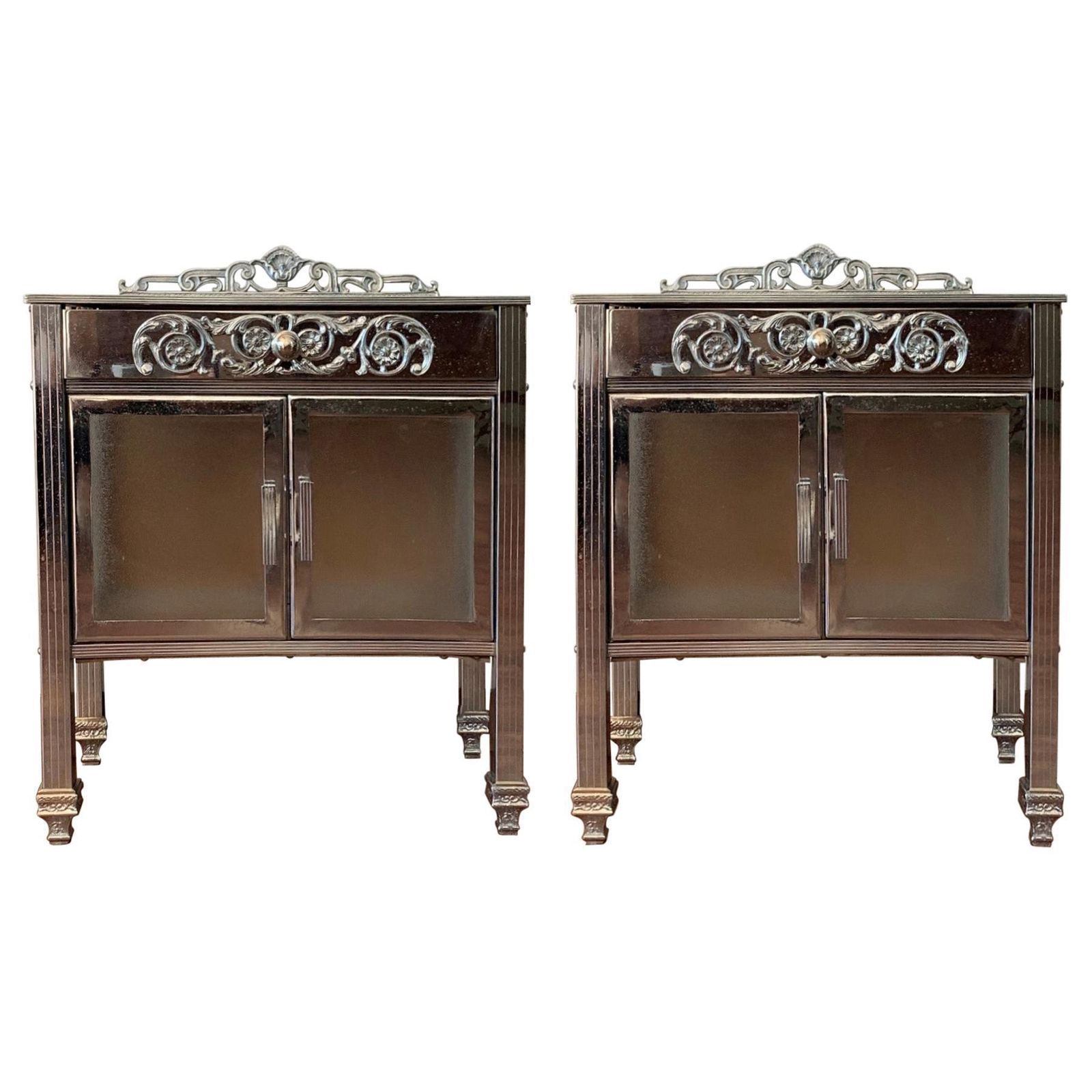 Paire de tables de chevet ou tables d'appoint Art déco françaises en laiton, tiroir et porte