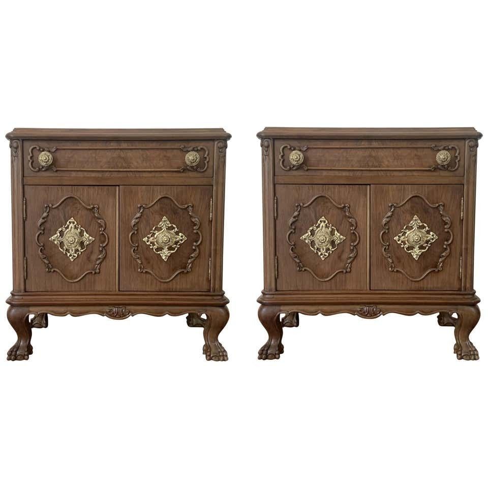 Paire de tables de chevet françaises du XXe siècle, un tiroir, portes et pieds à griffes