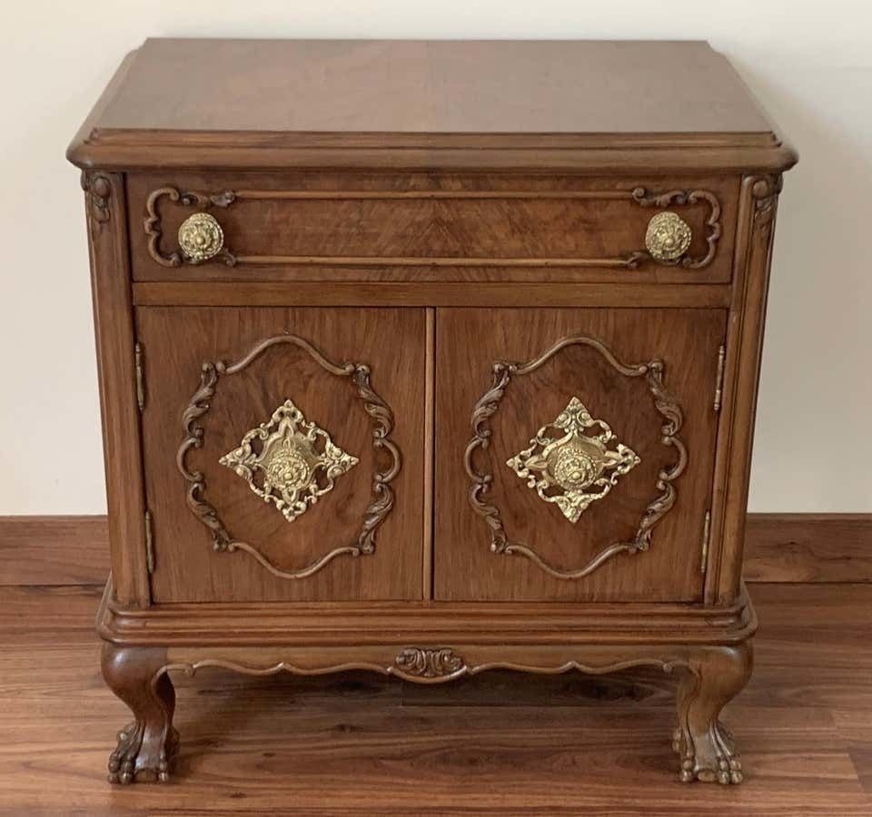 Paire de tables de chevet françaises du XXe siècle, un tiroir, portes et pieds à griffes photo 2973.0