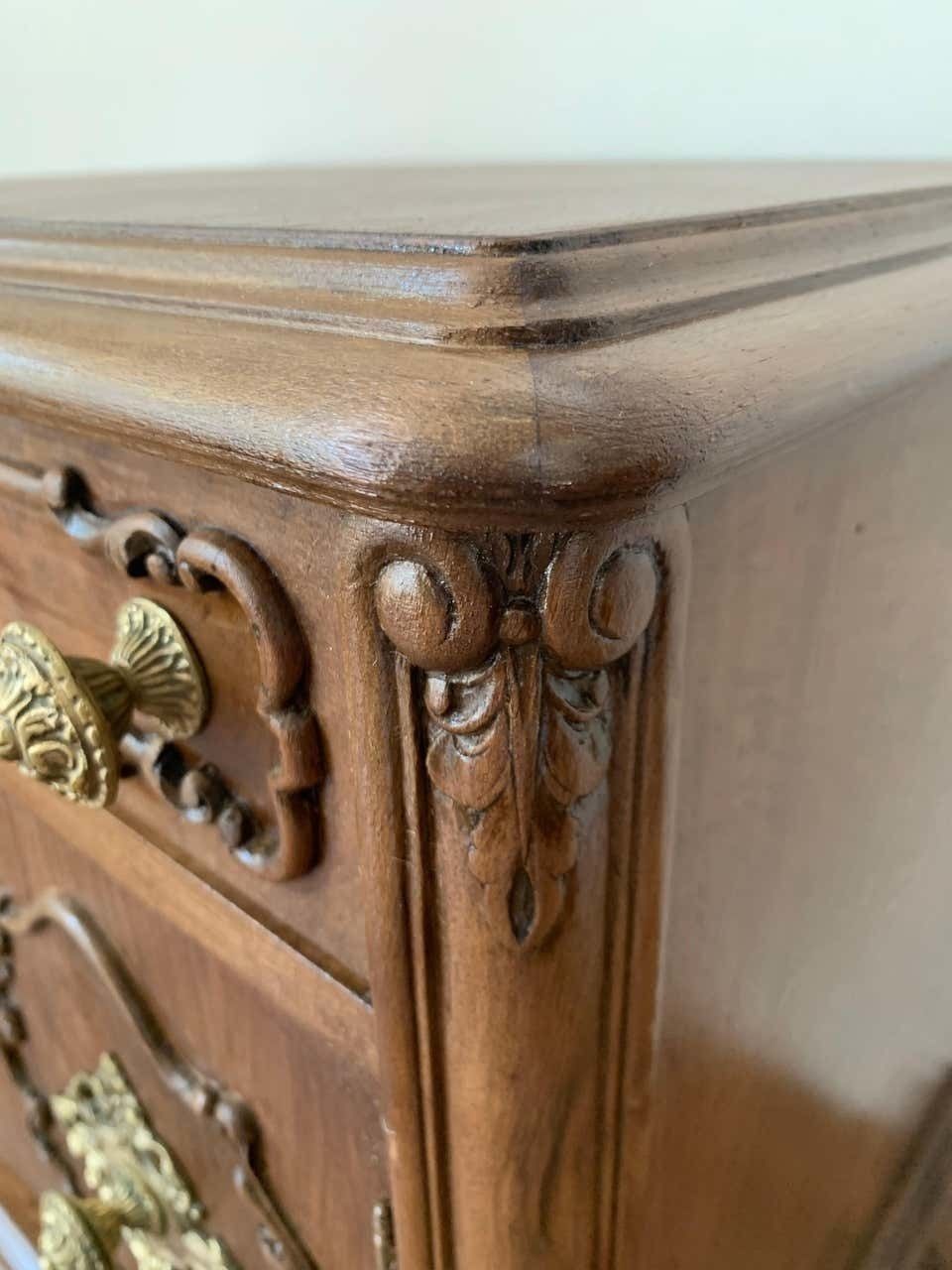 Mobilier Paire de tables de chevet françaises du XXe siècle, un tiroir, portes et pieds à griffes photo