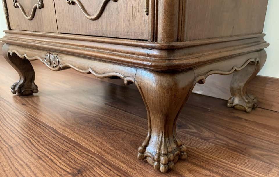 photo vinterior Paire de tables de chevet françaises du XXe siècle, un tiroir, portes et pieds à griffes