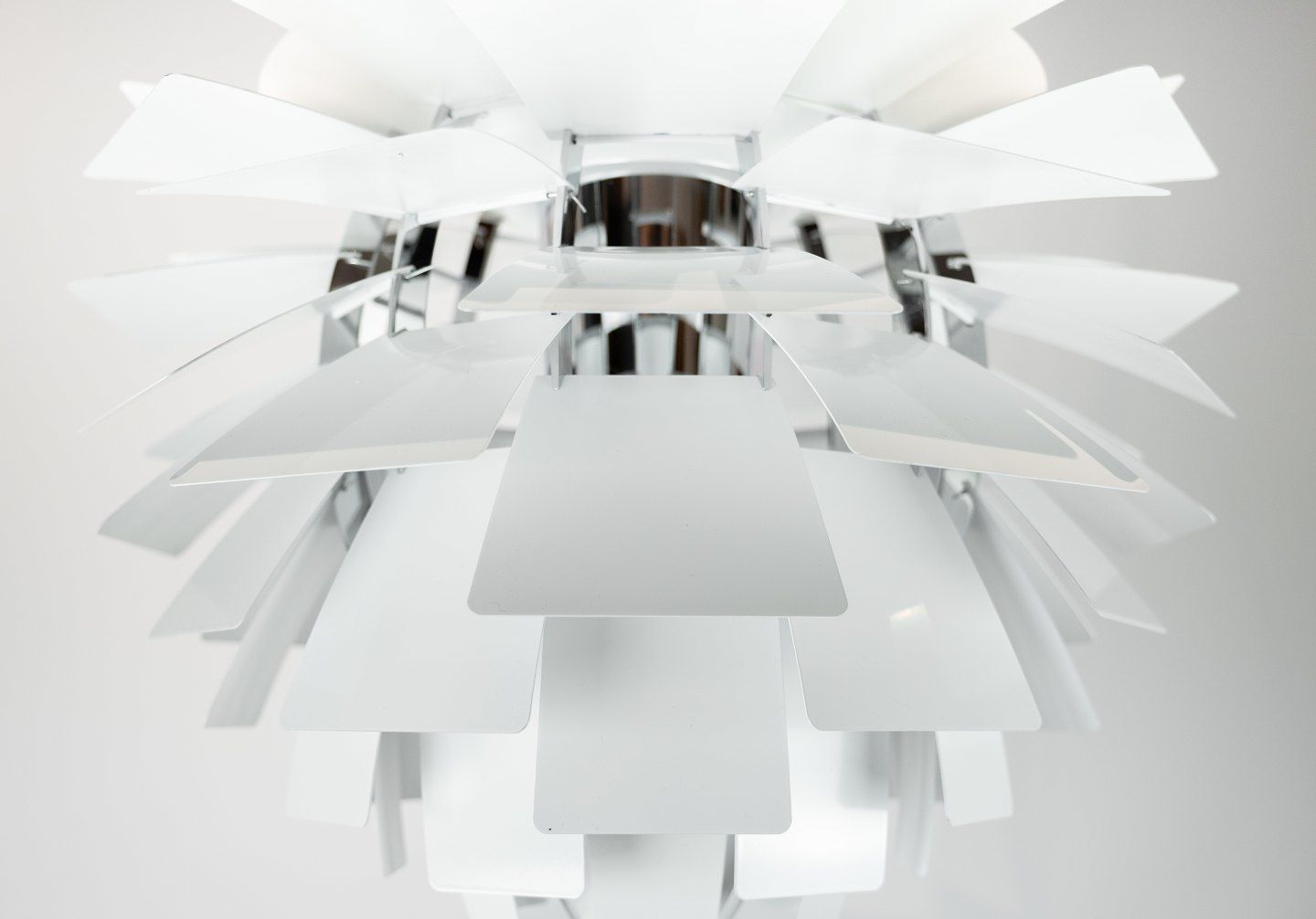 White Artichoke, ø48, Designed By Poul Henningsen In 1958 And Manufactured By Louis Poulsen. photo vinterior