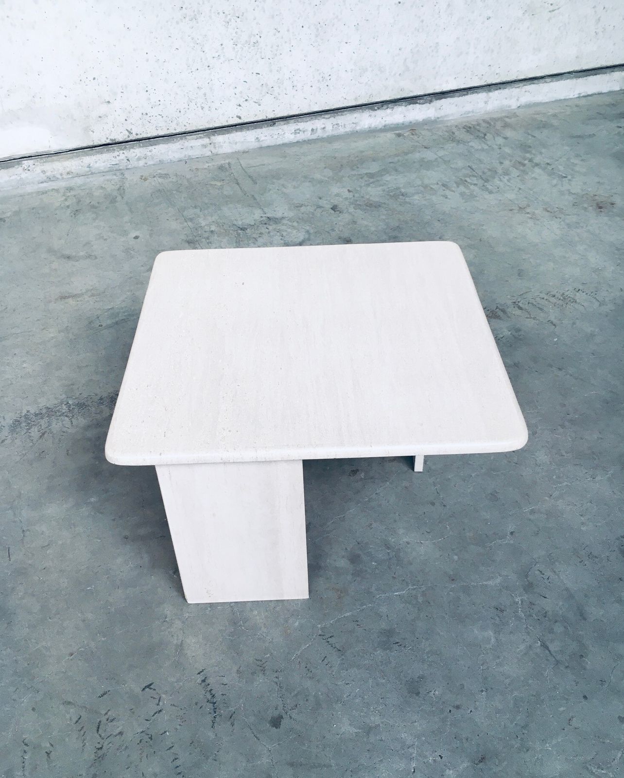 photo vintage Postmodern Design Granieten Vierkante Bijzettafel Italië Jaren 1970