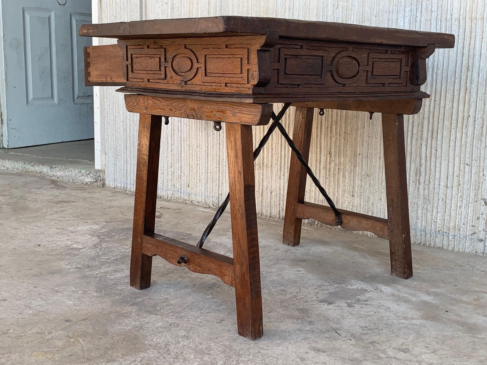 Table d'appoint ou bureau de dame espagnol en noyer, pieds sculptés et entretoise en fer, années 1880 photo furniture