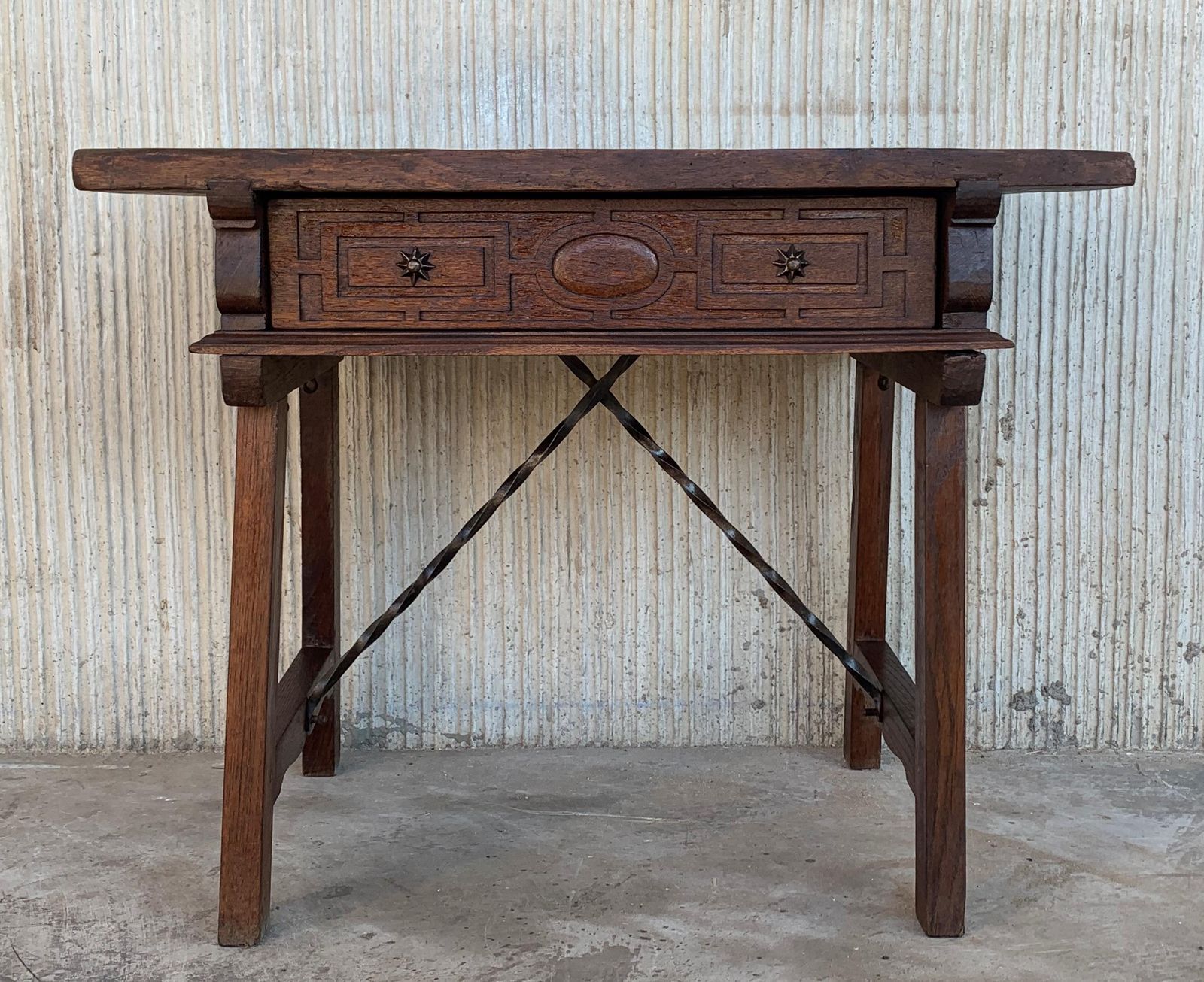 Table d'appoint ou bureau de dame espagnol en noyer, pieds sculptés et entretoise en fer, années 1880 photo for sale