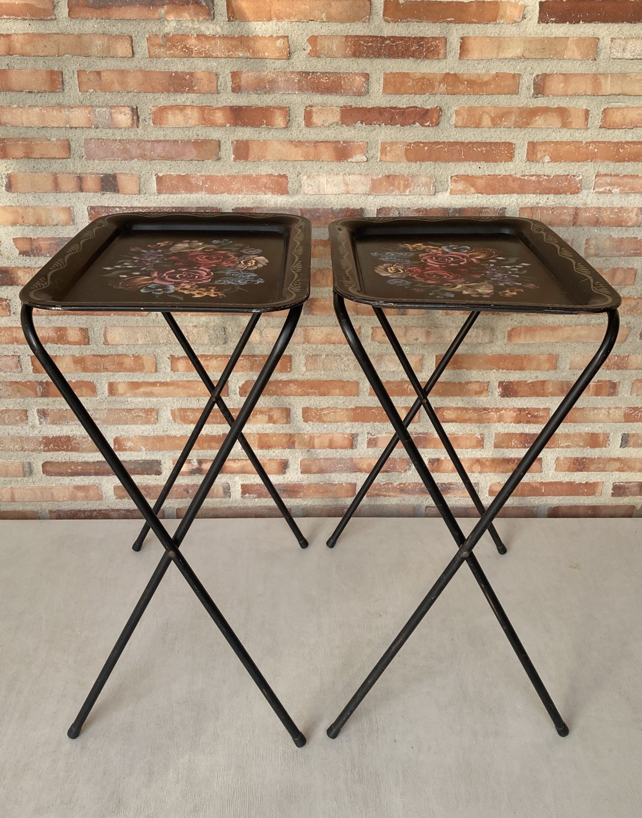 Mid-Century zwart metalen serveerblad op inklapbare standaard van Crest Line photo furniture