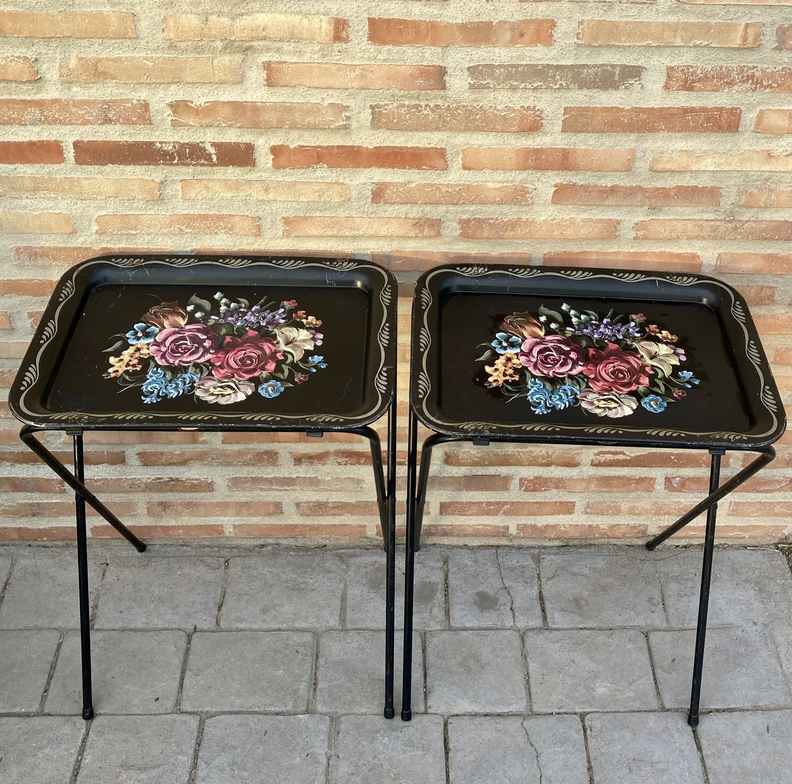 Mid-Century zwart metalen serveerblad op inklapbare standaard van Crest Line photo for sale