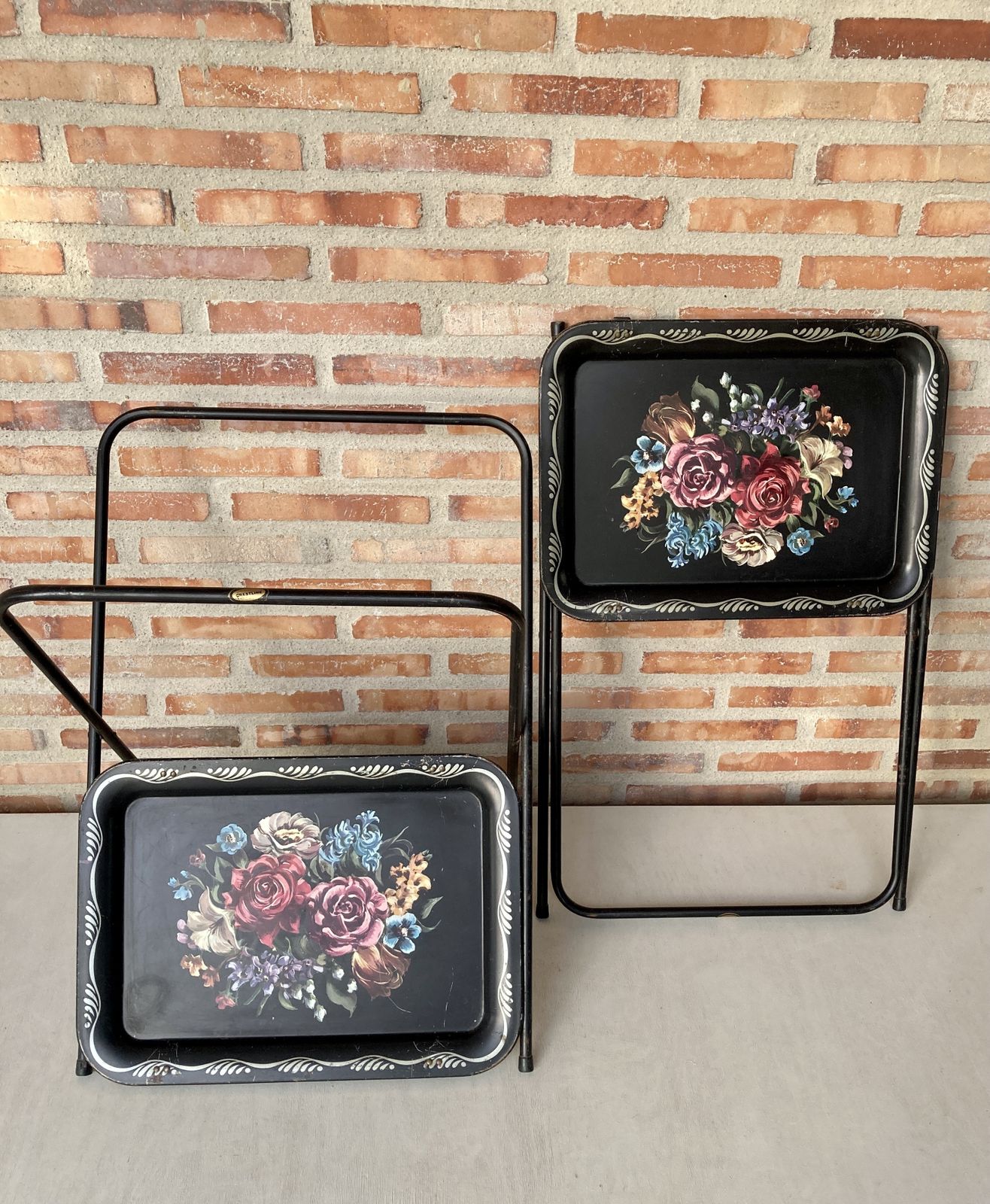 photo furniture Mid-Century zwart metalen serveerblad op inklapbare standaard van Crest Line