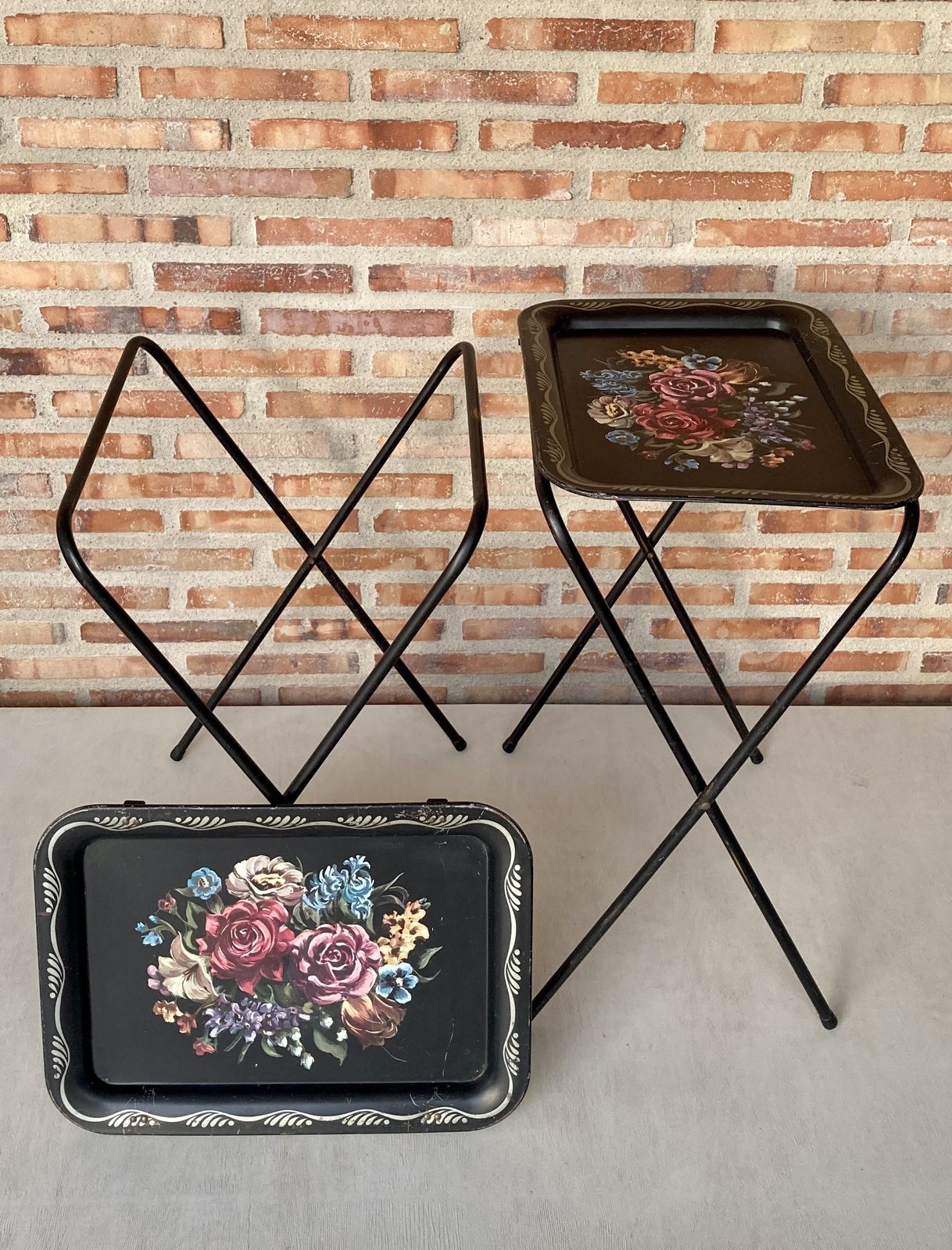 Mid-Century zwart metalen serveerblad op inklapbare standaard van Crest Line photo vintage