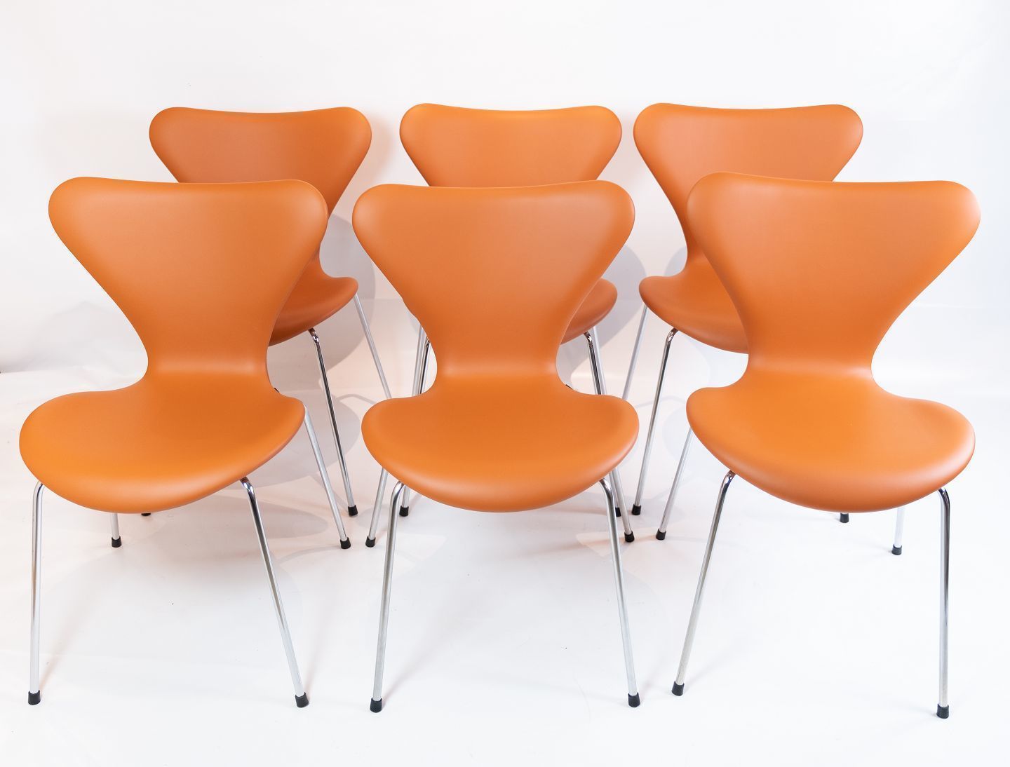 A Set Of 6 Seven Chairs, Model 3107, Designed By Arne Jacobsen And Manufactured By Fritz Hansen.