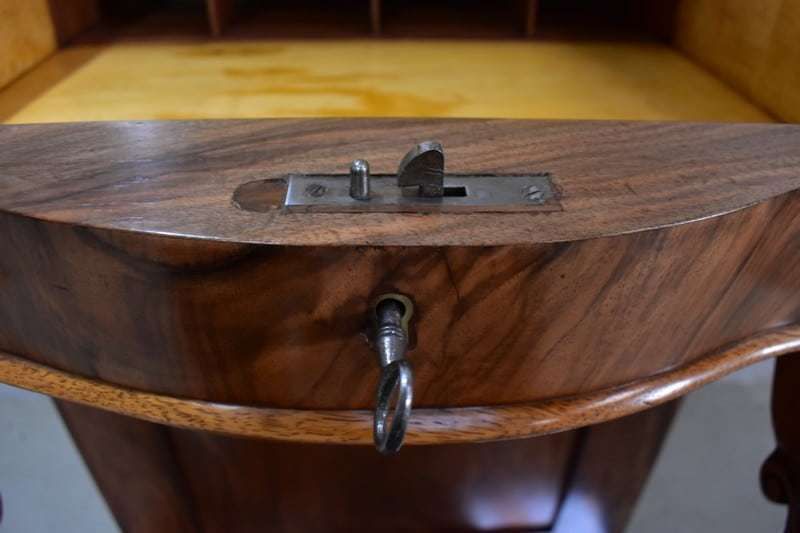 photo vintage Davenport Desk In Walnut, Origin England Mid 19th Century