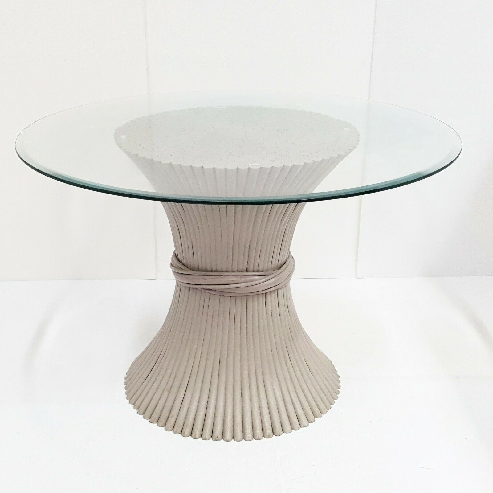 Vintage Ronde Eettafel, Ca. Jaren 1960 – Tarwestengelmotief In Bamboe, Voor Mcguire photo furniture