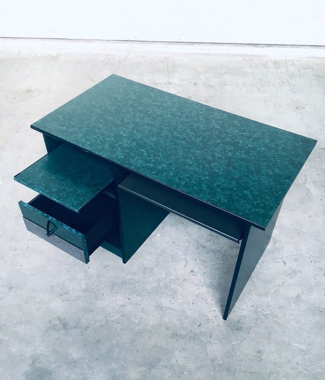 Memphis Style Small Computer Desk By Gautier, France 1985 photo vinterior