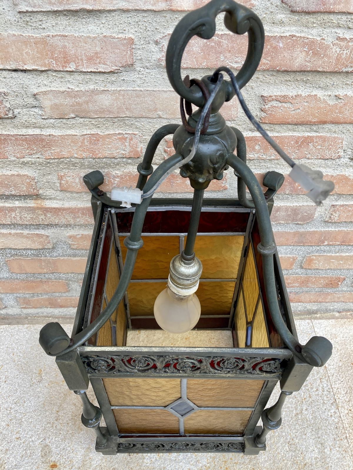 photo furniture Antiek Smeedijzeren Plafondlantaarn Met Glas In Lood