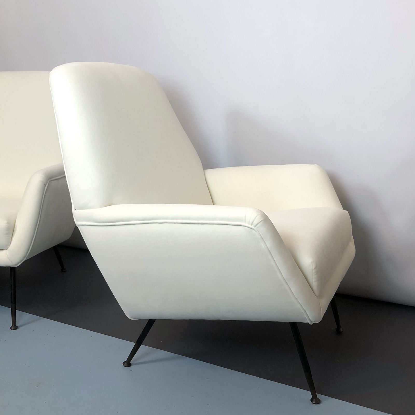 photo furniture Mid Century Italian Warm White Velvet Armchairs From 50s. Set Of Two