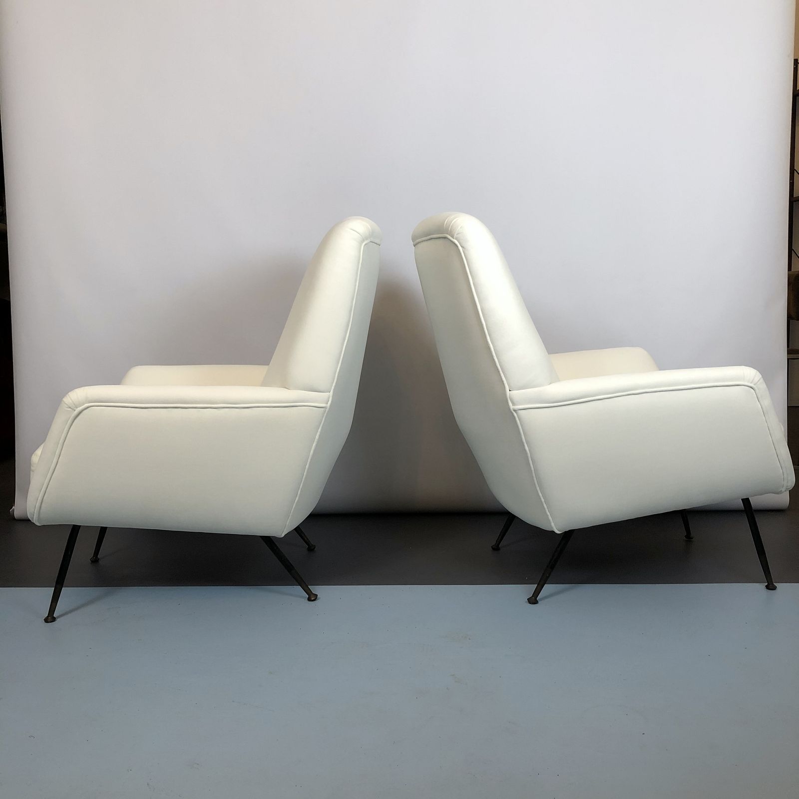 photo vinterior Mid Century Italian Warm White Velvet Armchairs From 50s. Set Of Two