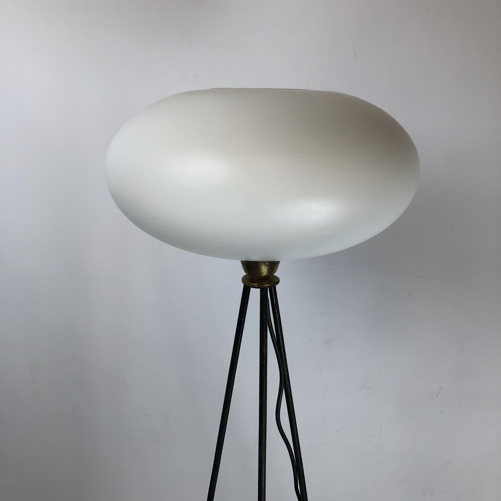photo vinterior Stilnovo, Iconic Italian Brass, Lacquer And Triplex Opaline Glass Tripod Lamp From 50s