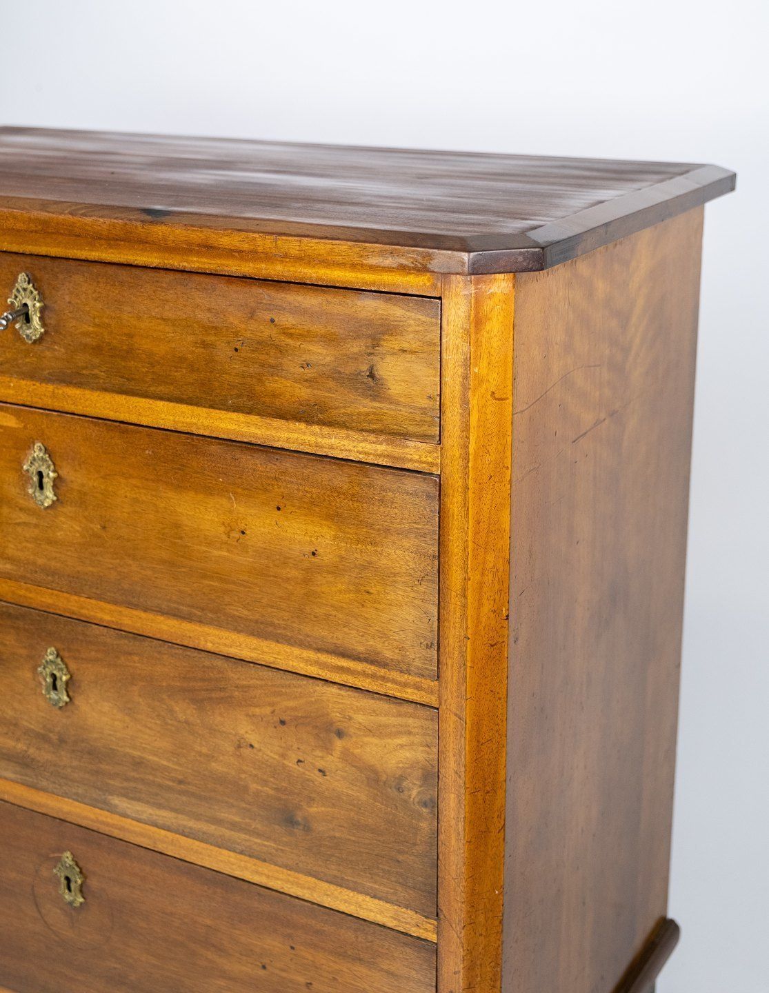 Chest Of Drawers Of Polished Mahogany, In Nice Used Condition From The 1860s. photo vinterior