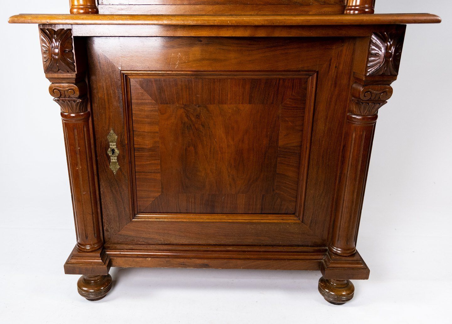 Glass Cabinet Of Light Walnut, In Great Antique Condition From The 1880s. photo vinterior