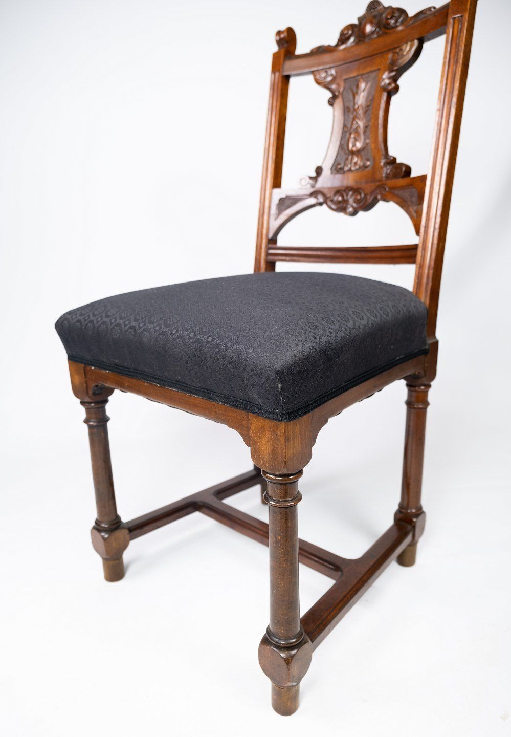 photo furniture Set Of Four Dining Room Chairs In Walnut And Newly Upholstered With Black Fabric, From The 1890s.