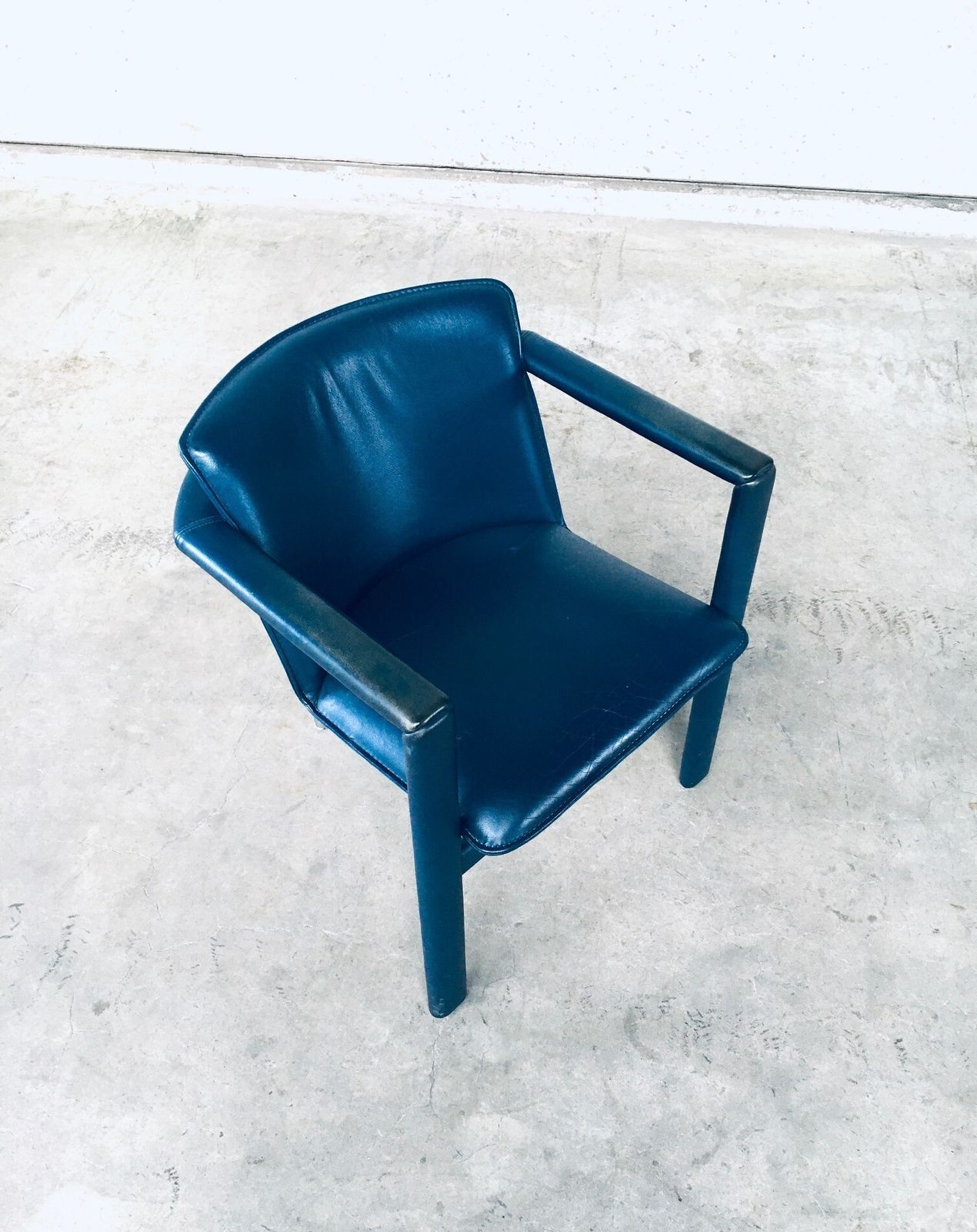 photo furniture Cachucha Lederen Eetkamerstoelen, Ontwerp Hugo De Ruiter Voor Leolux, Jaren 1990
