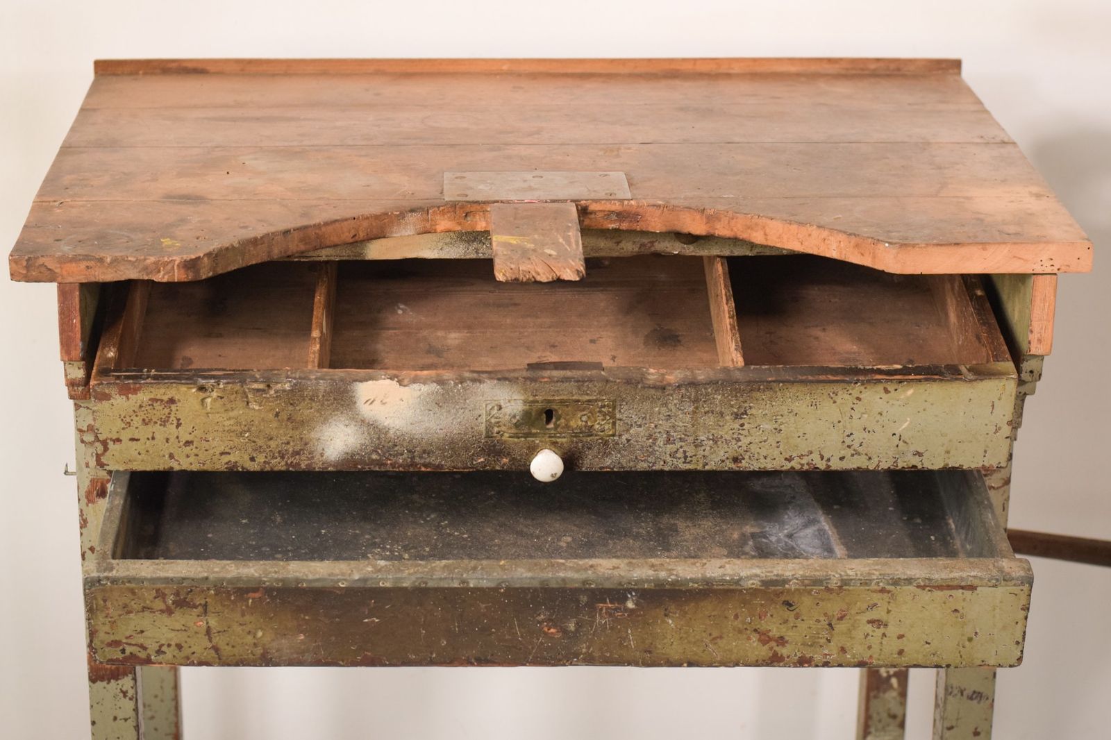 Juwelierswerkbank Met Twee Persen photo furniture