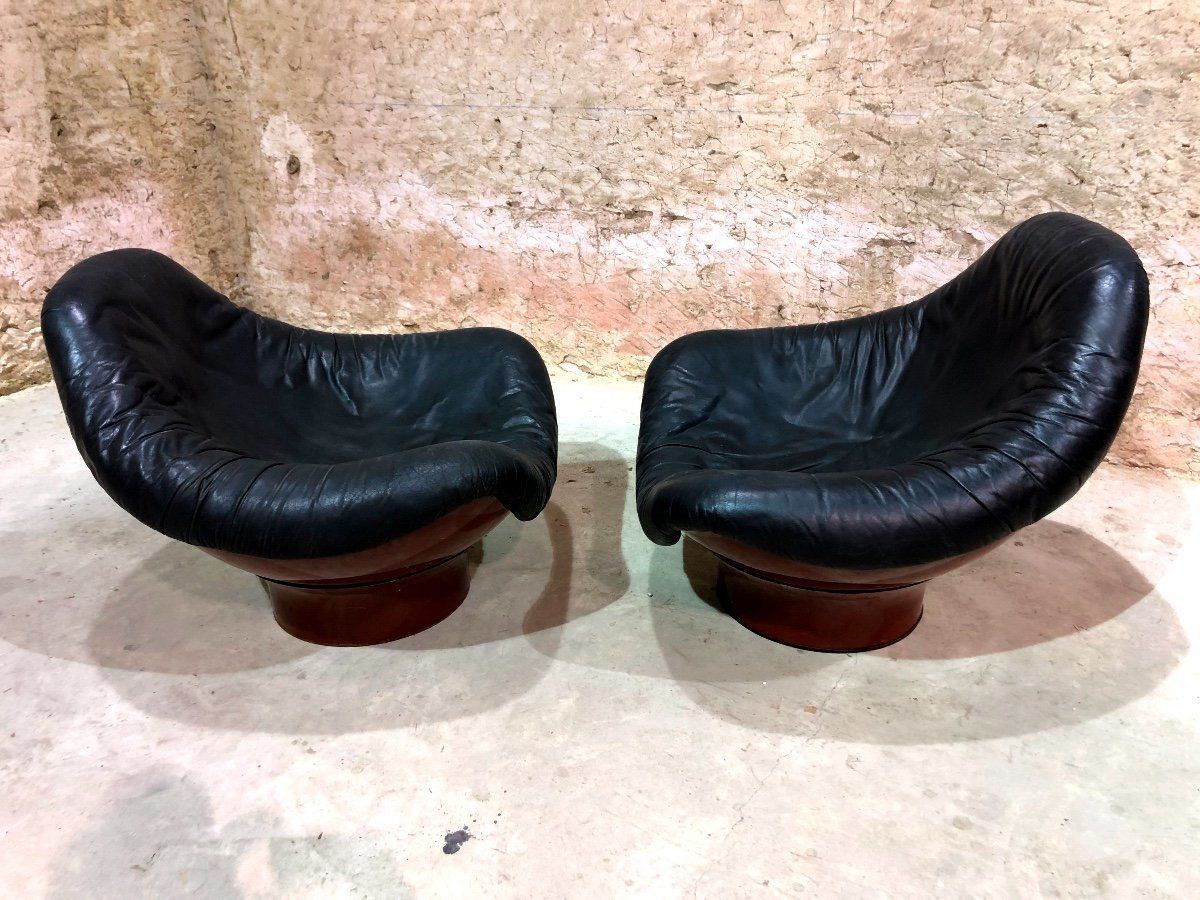 photo furniture Pair Of Large Italian Armchairs In Leather And Fiberglass