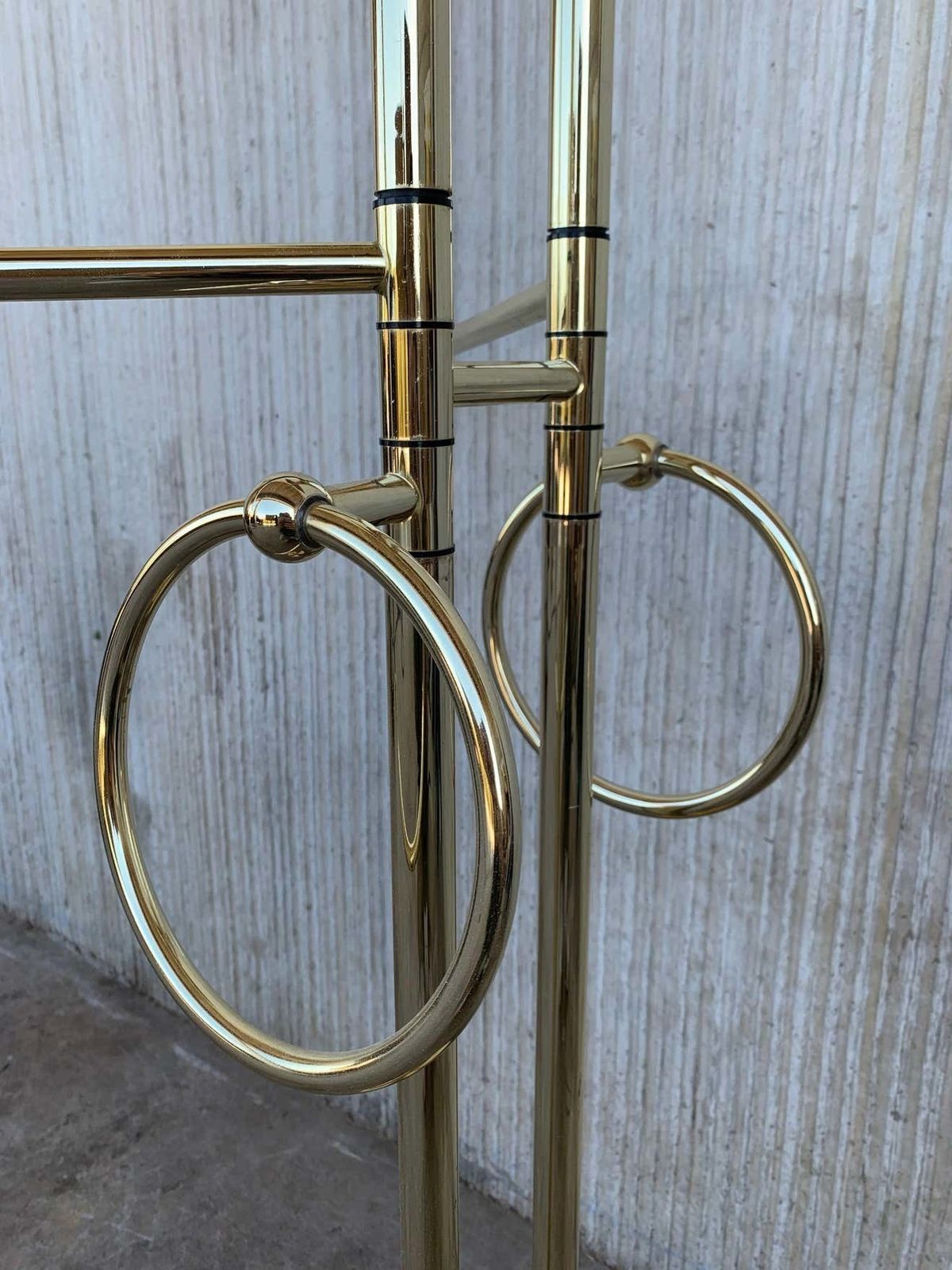 Porte-manteau italien Mid-Century Modern en laiton, base ronde, Italie, années 1970 photo vinterior