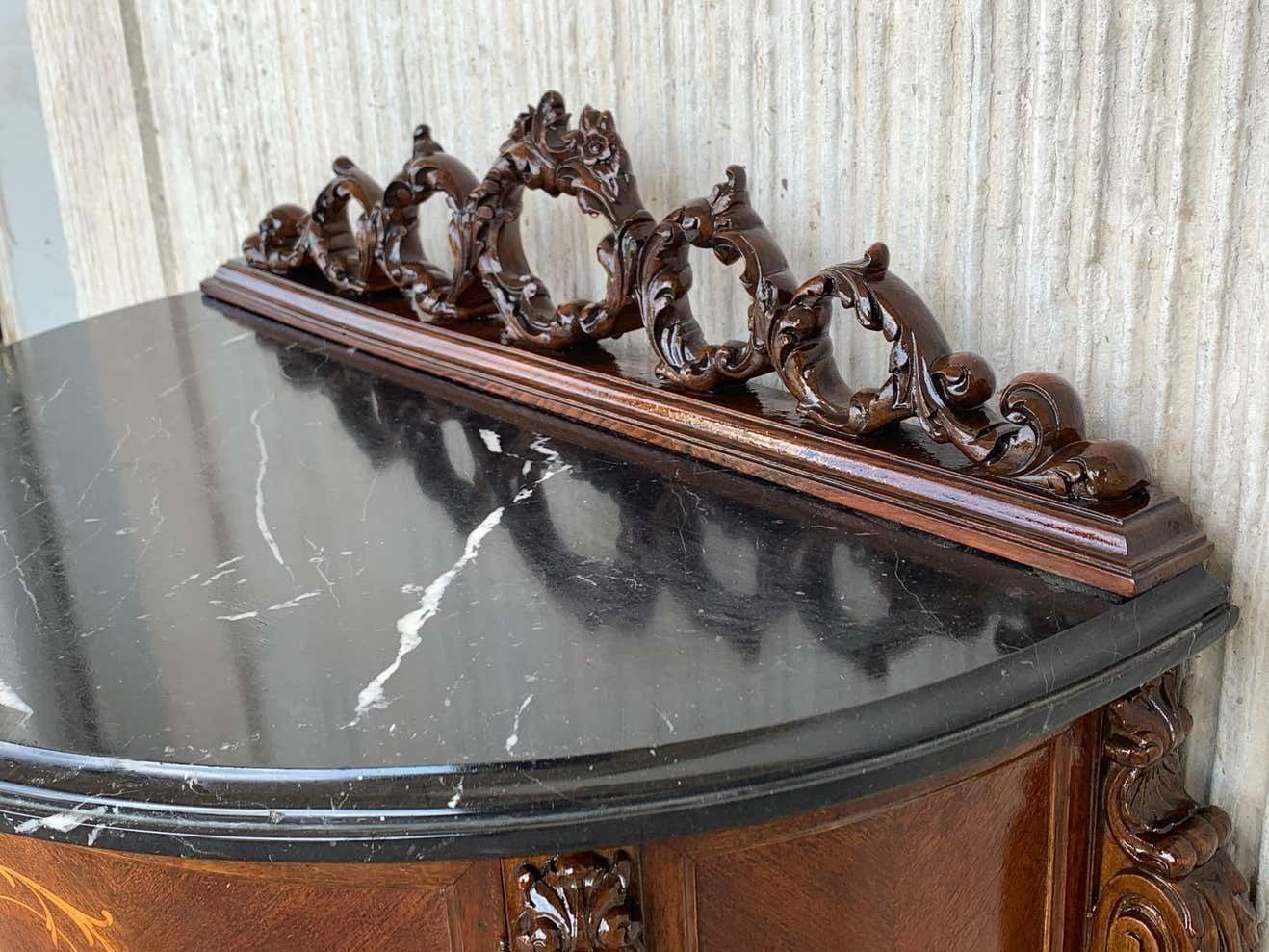 Paire de tables de chevet sculptées et en marqueterie, deux portes et tiroir caché photo buy