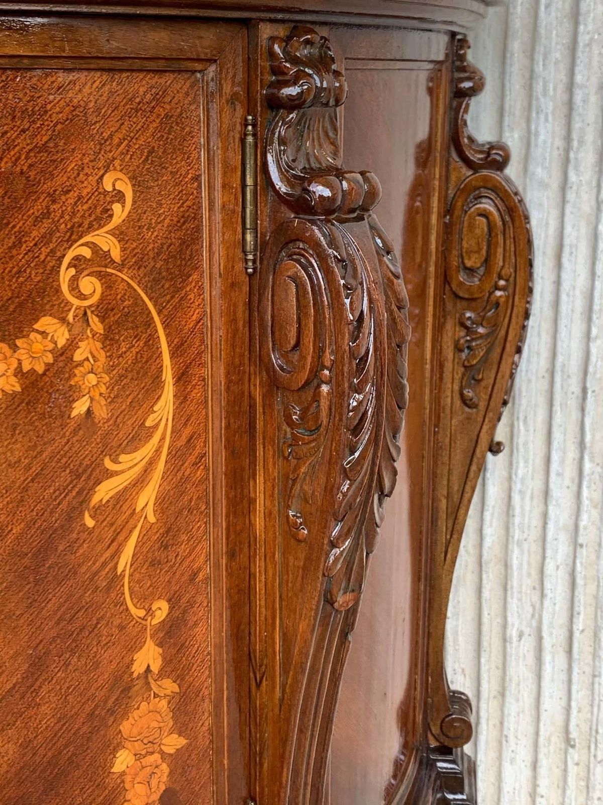 Mobilier Paire de tables de chevet sculptées et en marqueterie, deux portes et tiroir caché photo