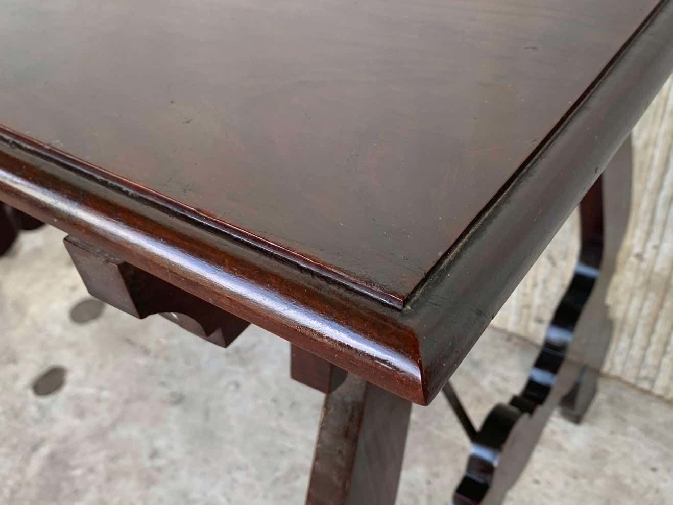 Table de réfectoire espagnole du XVIIIe siècle, pieds en lyre et entretoise en fer photo vintage