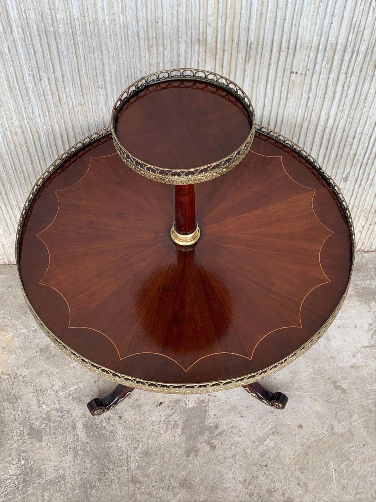 Table bouillotte ronde de style Louis XVI à deux niveaux en acajou, dans le style de Jansen photo Mobilier