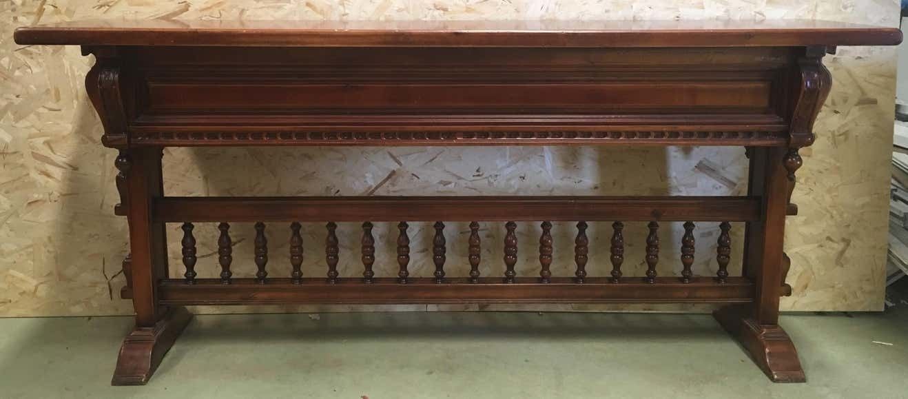 Console en noyer du XXe siècle à quatre tiroirs sculptés, signée Valentí photo furniture