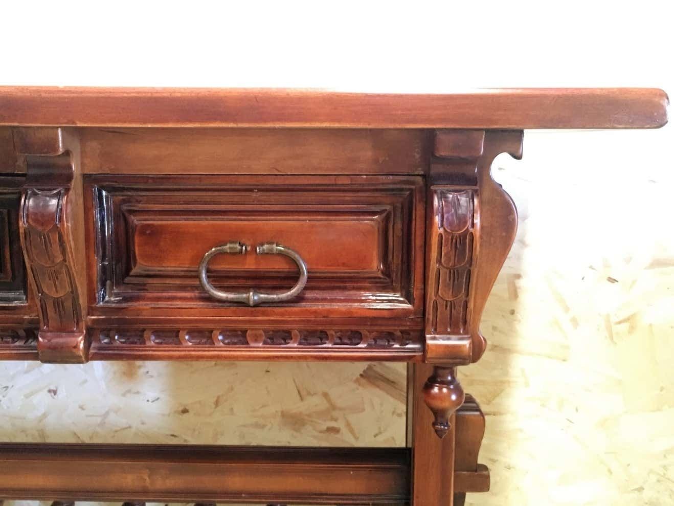 photo for sale Console en noyer du XXe siècle à quatre tiroirs sculptés, signée Valentí