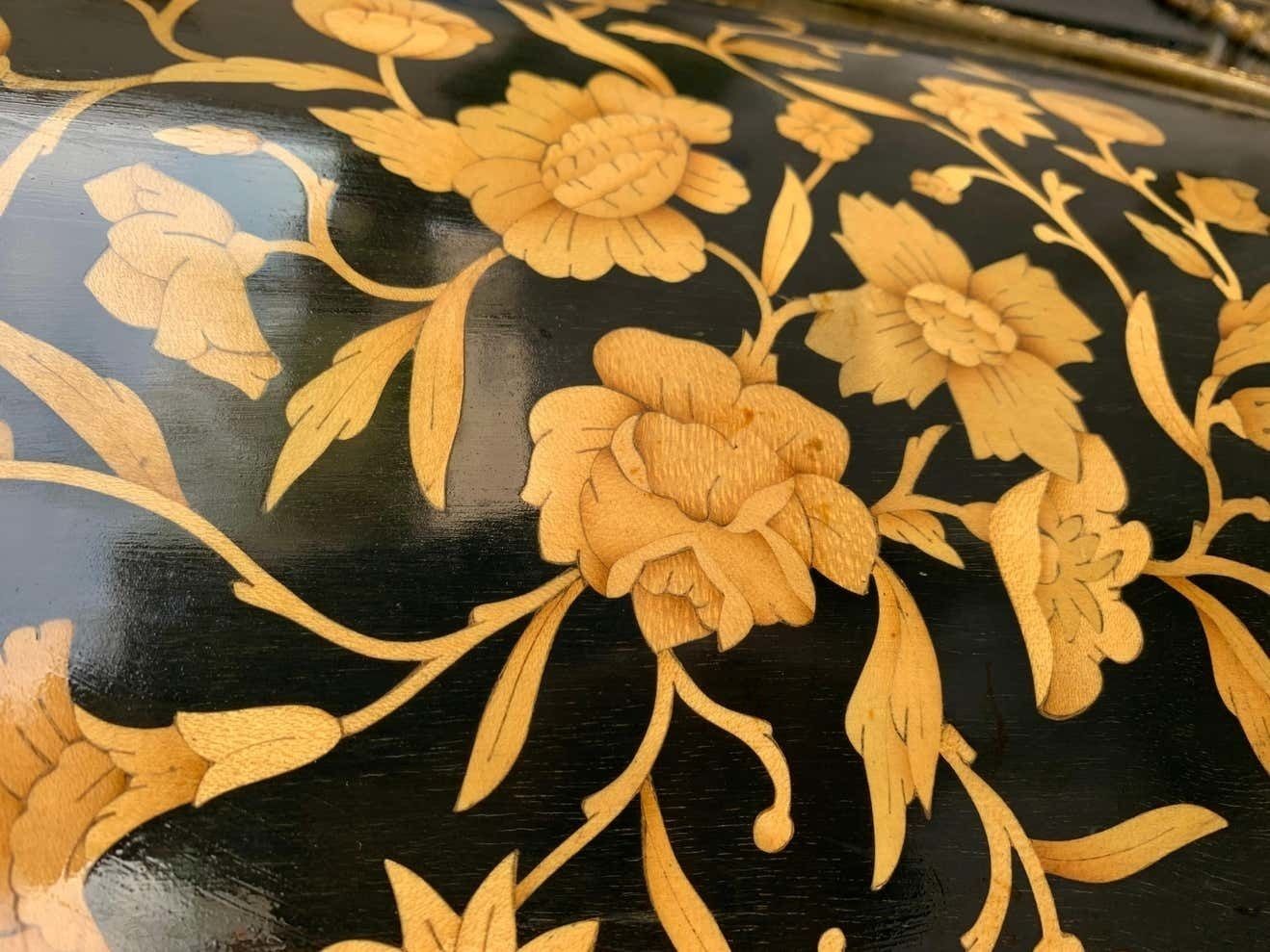 photo furniture Cabinet français en placage de pierre et montures en ormolu, XIXe siècle