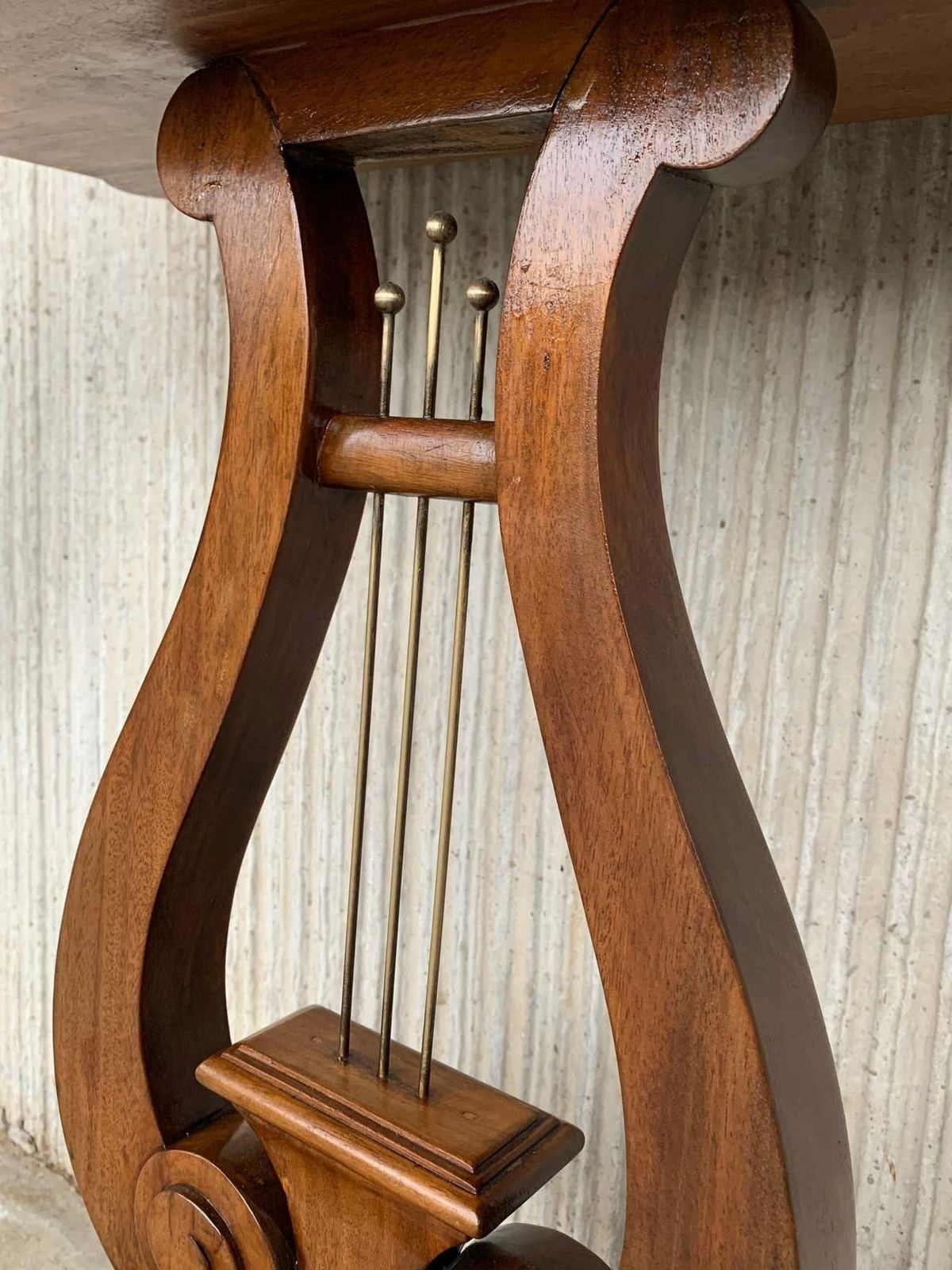 Mobilier Table d'appoint de style Régence, à deux tiroirs et pieds en harpe, France, d'époque photo