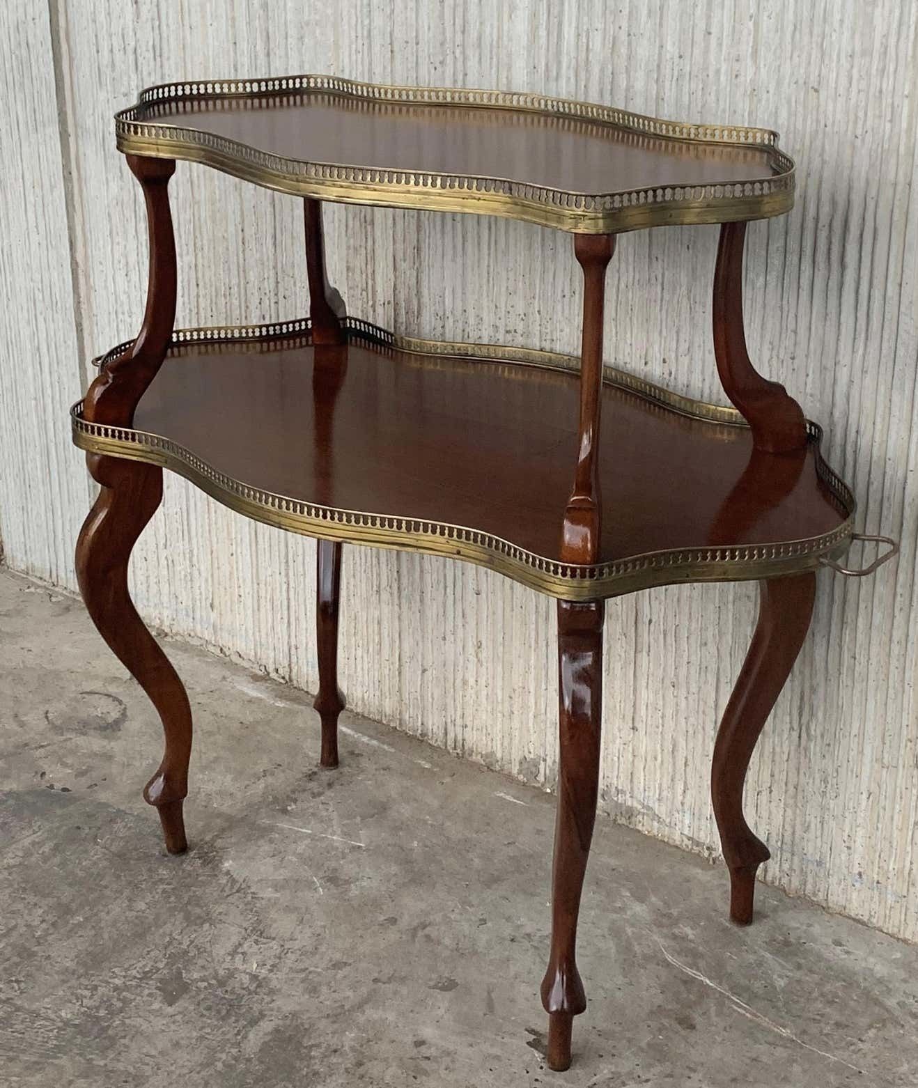 Table basse ou d'appoint française en acajou et laiton à deux plateaux photo furniture