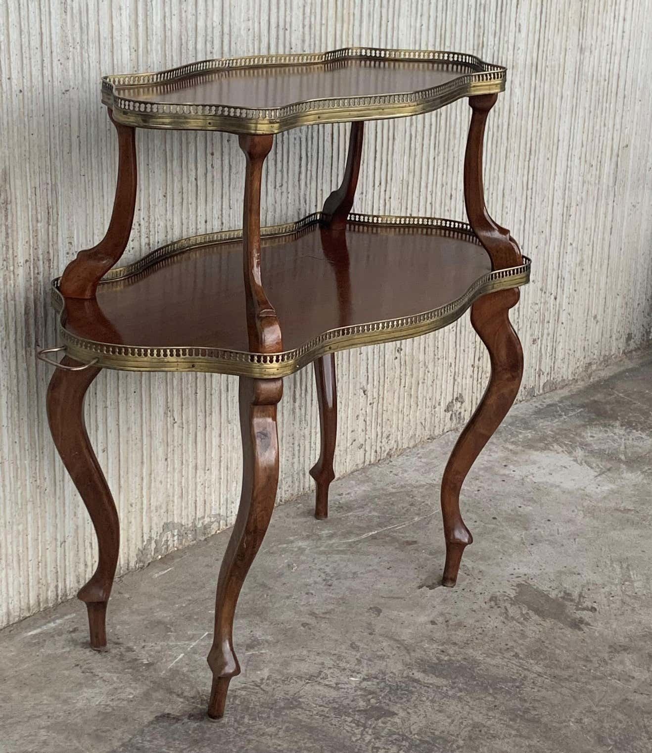 Table basse ou d'appoint française en acajou et laiton à deux plateaux photo for sale
