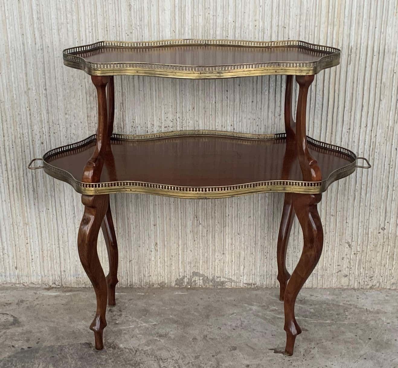 Table basse ou d'appoint française en acajou et laiton à deux plateaux photo vinterior