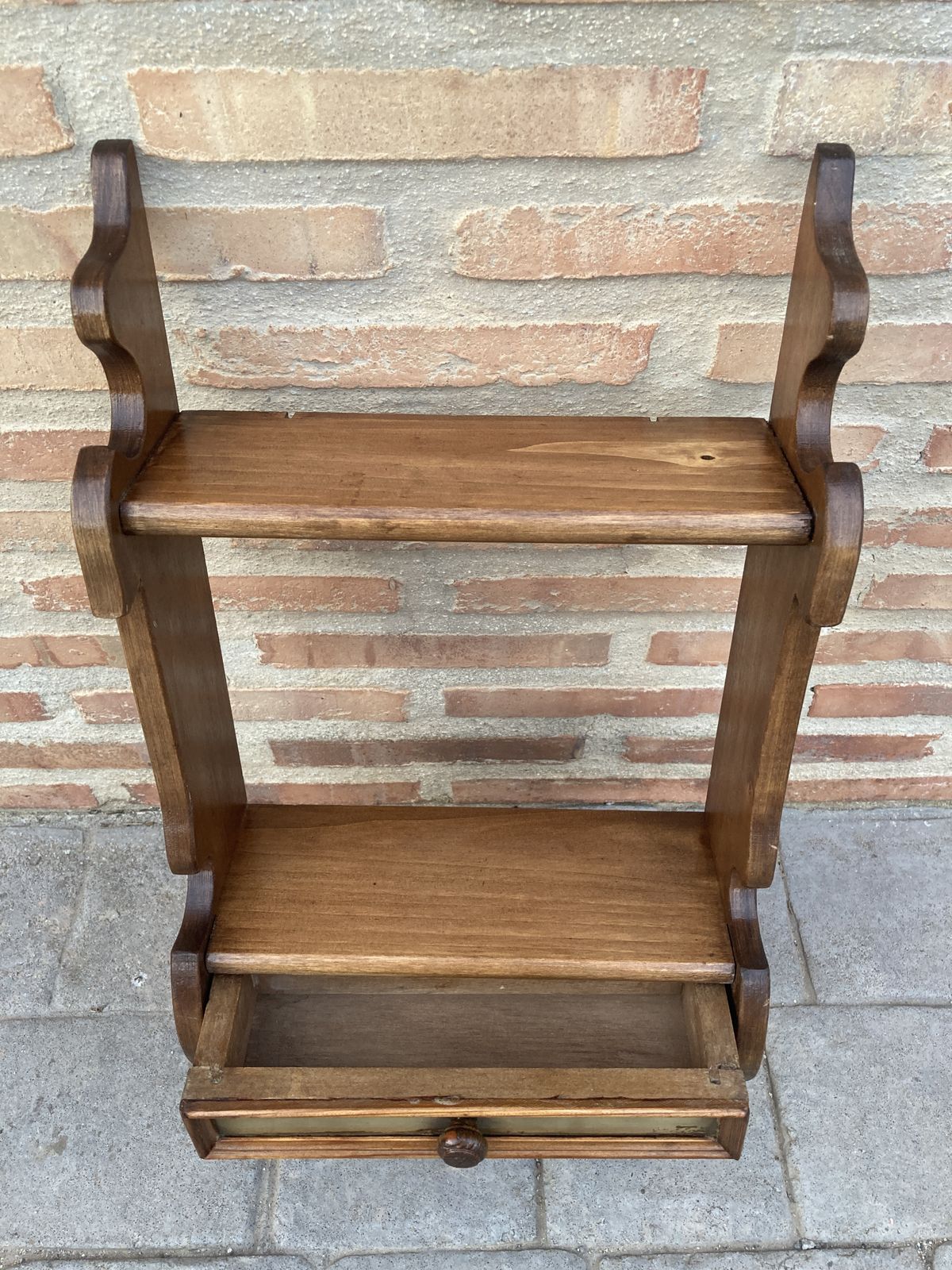 Mid Century Walnoot Klein Wandplankje Met één Lade photo vinterior