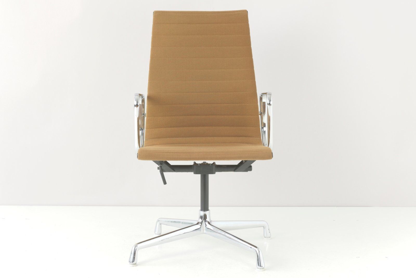 photo furniture Alu Group Conference Chair By Charles & Ray Eames For Vitra, 1958